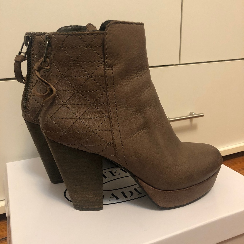 Steve Madden Roadrunna Taupe Leather Ankle Bootie